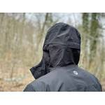 Die schwarze Kapuze der Marmot Minimalist Regenjacke wird von hinten gezeigt. Sie ist großzügig geschnitten und bietet Schutz bei Regen und Wind.