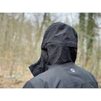 Die schwarze Kapuze der Marmot Minimalist Regenjacke wird von hinten gezeigt. Sie ist großzügig geschnitten und bietet Schutz bei Regen und Wind.