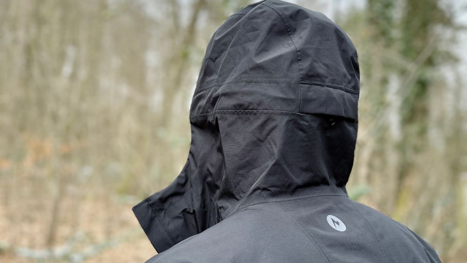Die schwarze Kapuze der Marmot Minimalist Regenjacke wird von hinten gezeigt. Sie ist großzügig geschnitten und bietet Schutz bei Regen und Wind.