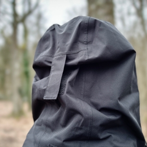Die verstellbare Kapuze der Vaude Escape Light Regenjacke in der Rückansicht. Ein Klettstreifen sorgt für optimalen Sitz.