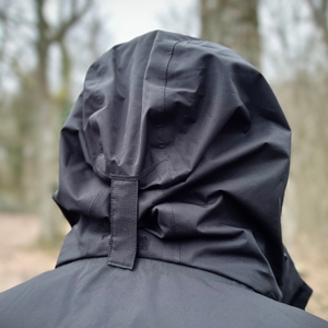 Die Kapuze der Vaude Escape Light Jacke mit verstellbarem Klettriemen in Nahaufnahme. Die wetterfeste Verarbeitung sorgt für Schutz vor Regen.