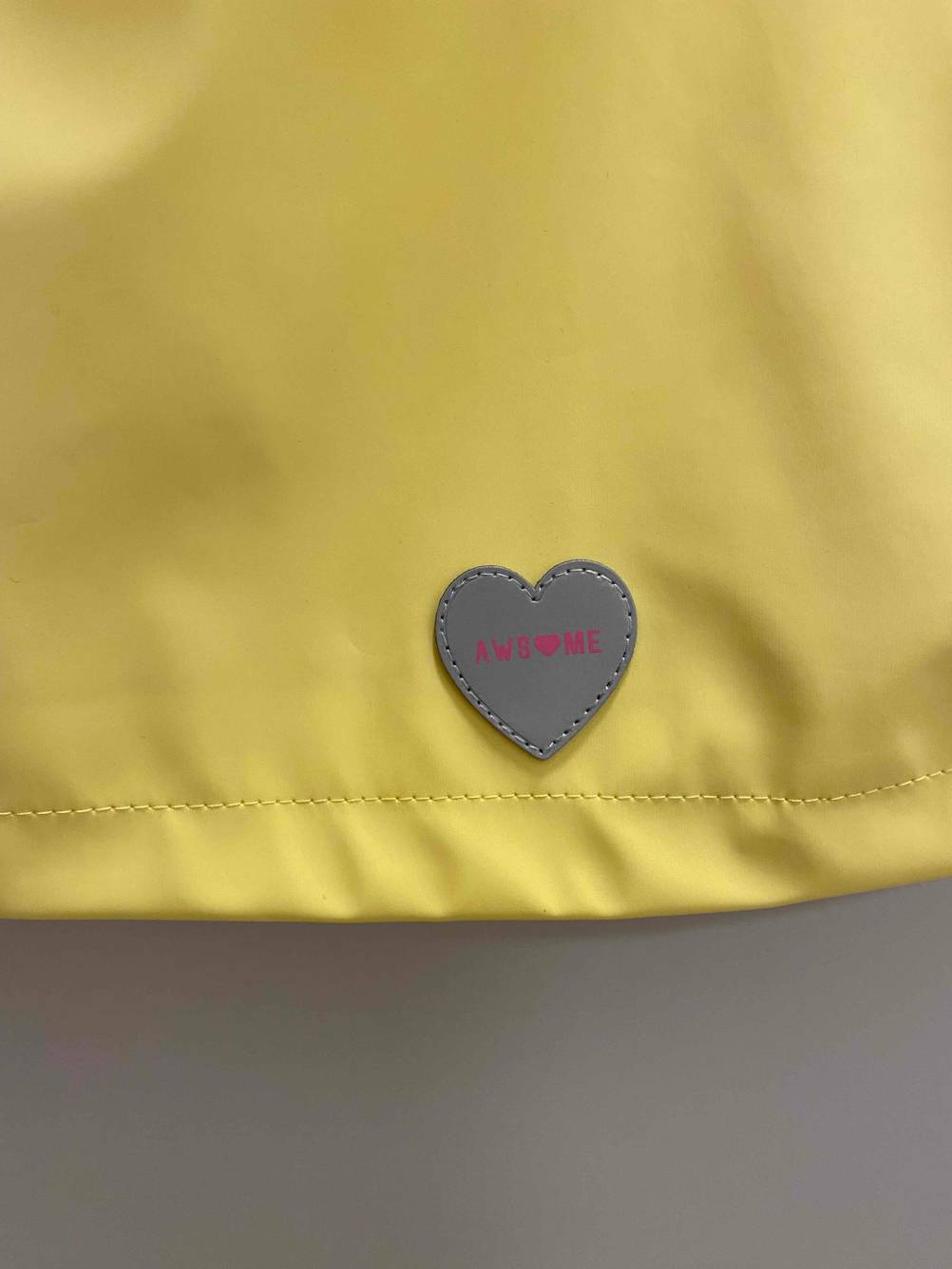 Kinder-Regenjacke im Test: Nahaufnahme des Aufnähers am Rücken unten.