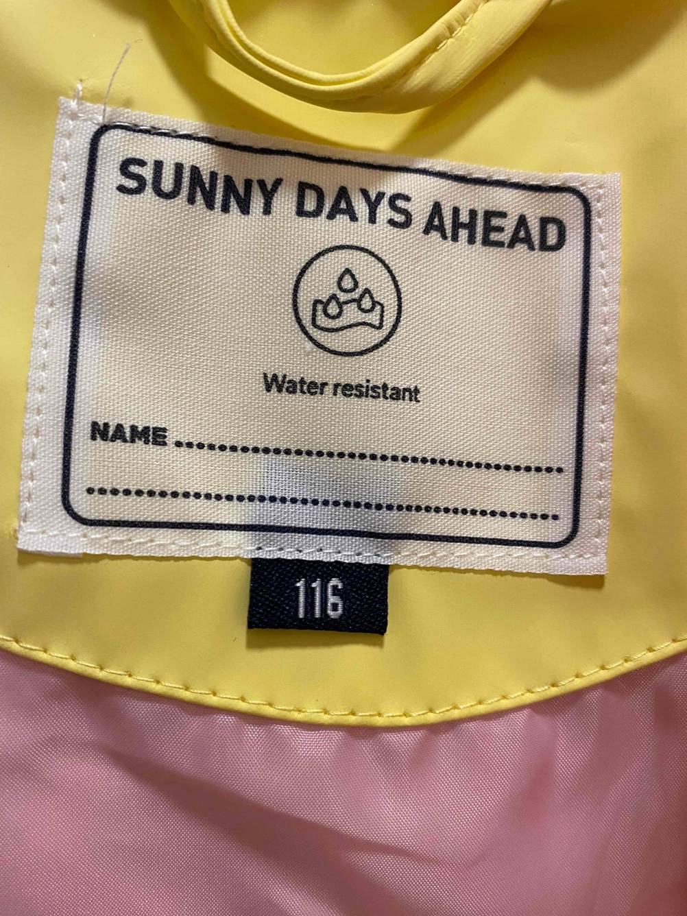 Kinder-Regenjacke getestet: Nahaufnahme des Labels im Inneren der Jacke.