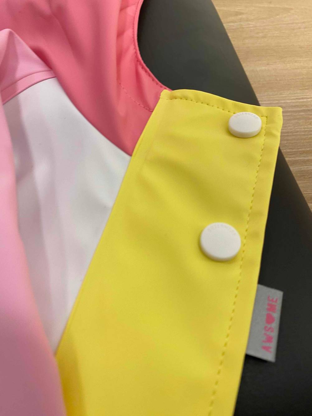 Nahaufnahme der Druckknöpfe an einer Kinder-Regenjacke im Test.