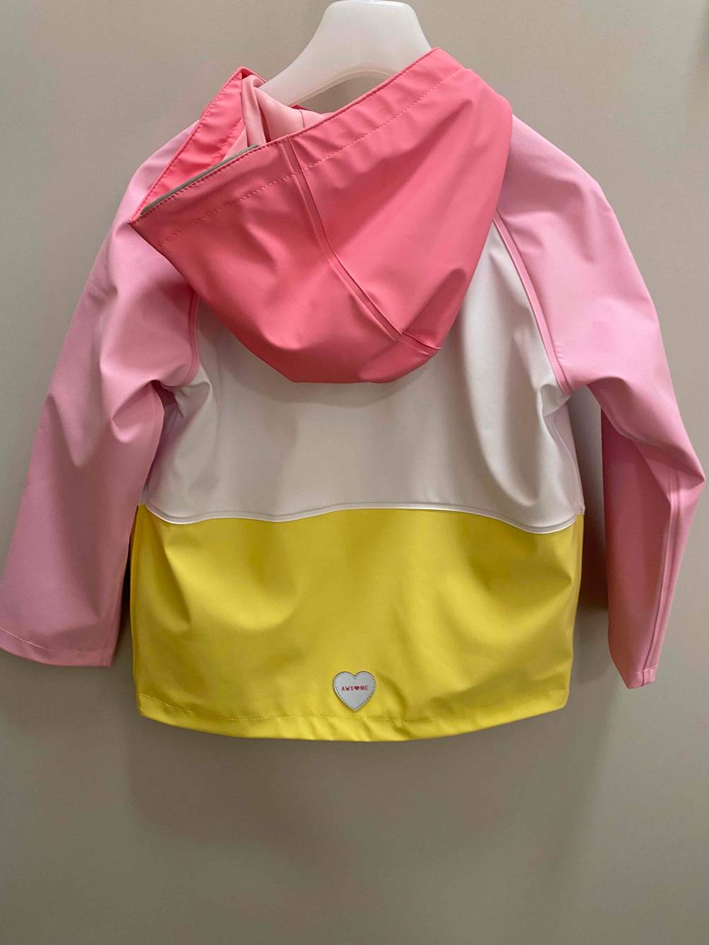 Kapuze von einer getesteten Regenjacke für Kinder.