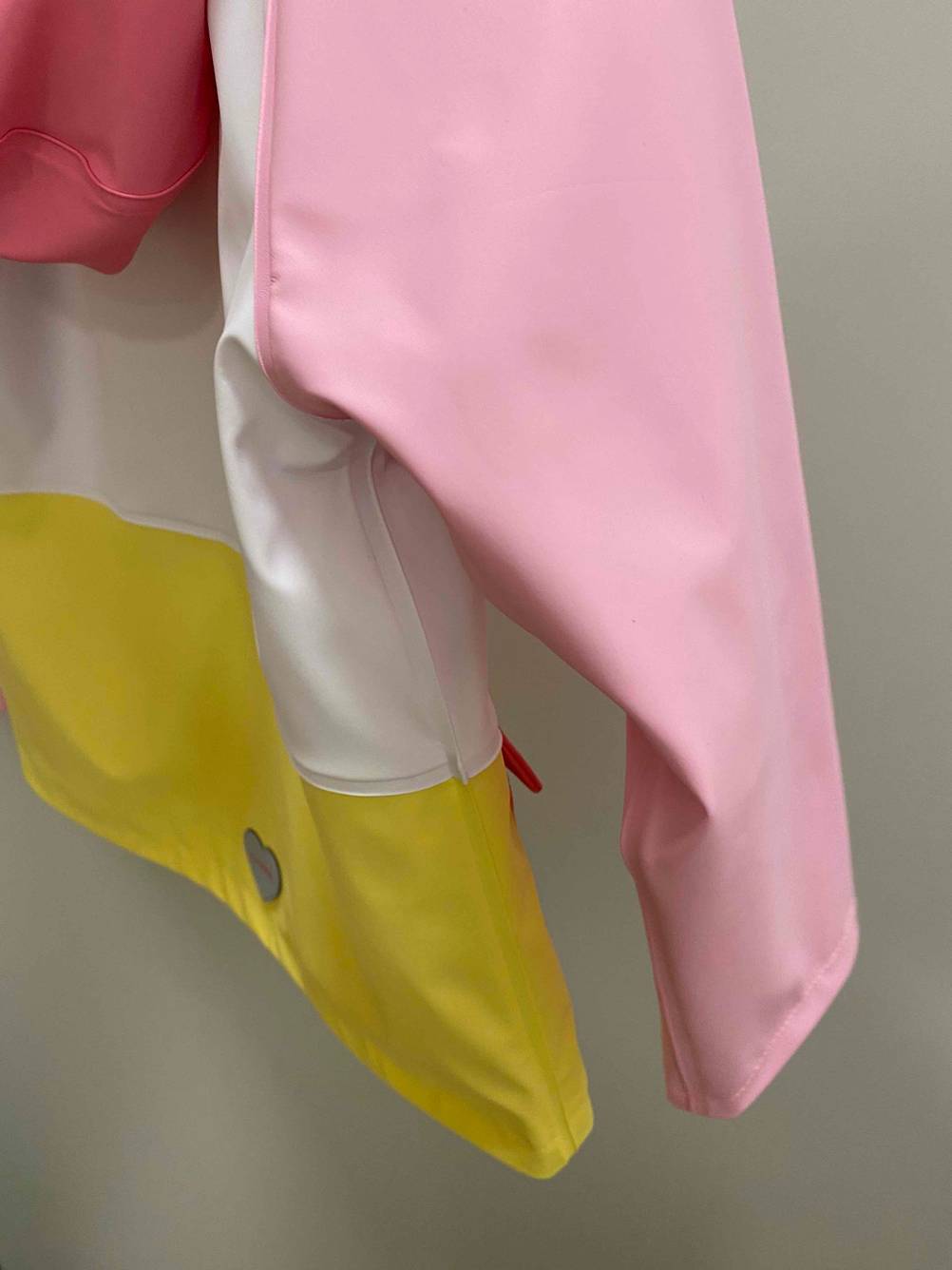 Ärmel von einer getesteten Regenjacke für Kinder.