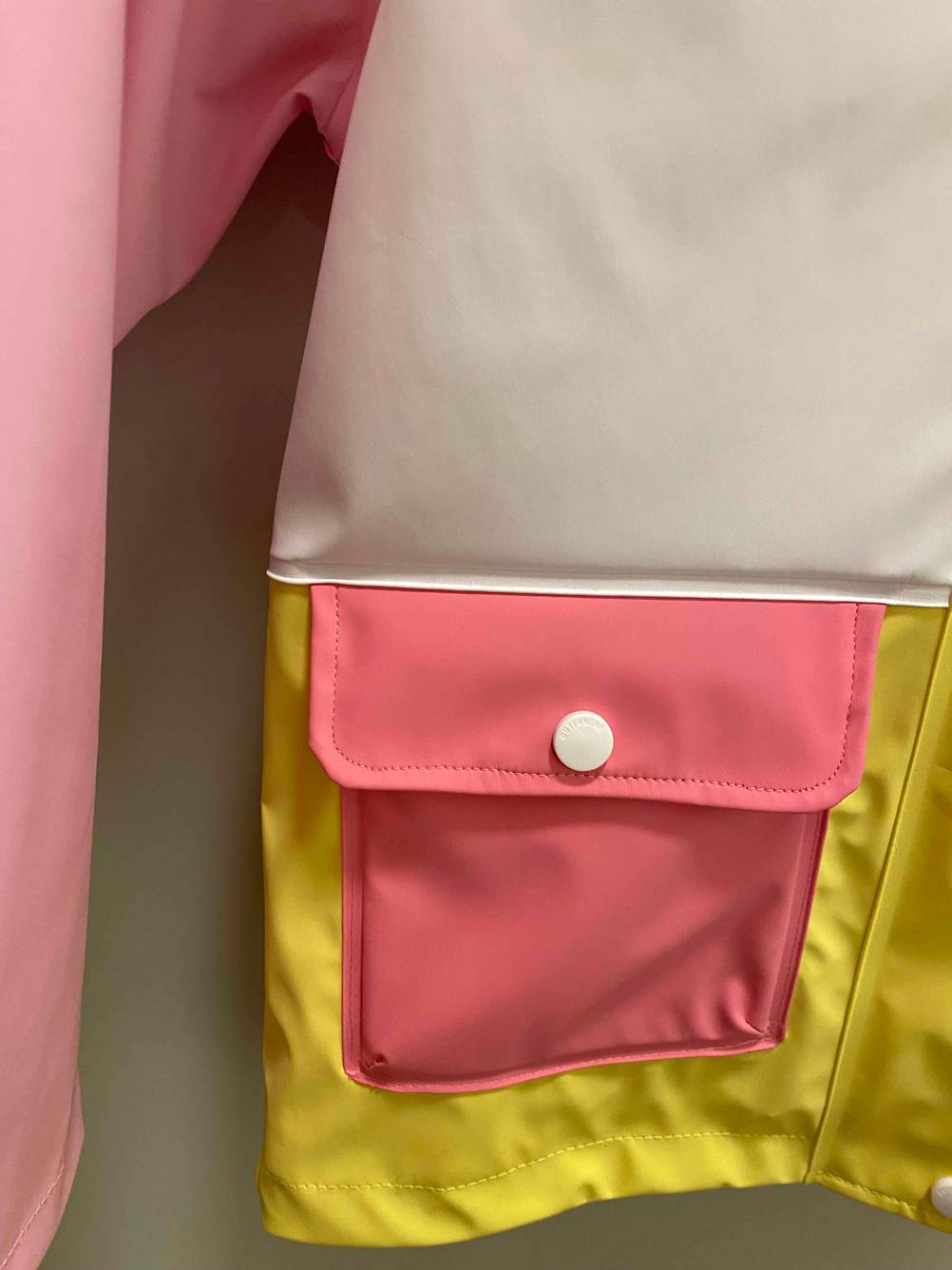 Eingebaute Taschen von einer getesteten Regenjacke für Kinder.