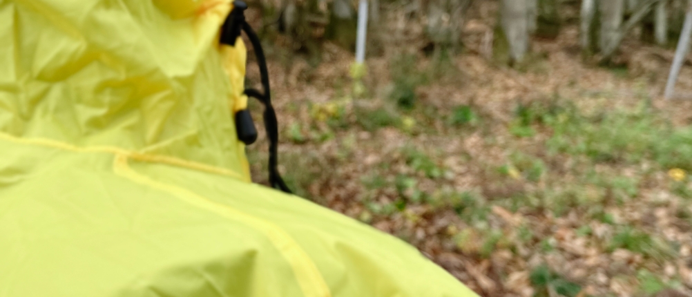 Der Kordelzug schließt die Kapuze wetterfest auf den Kopf der Person.