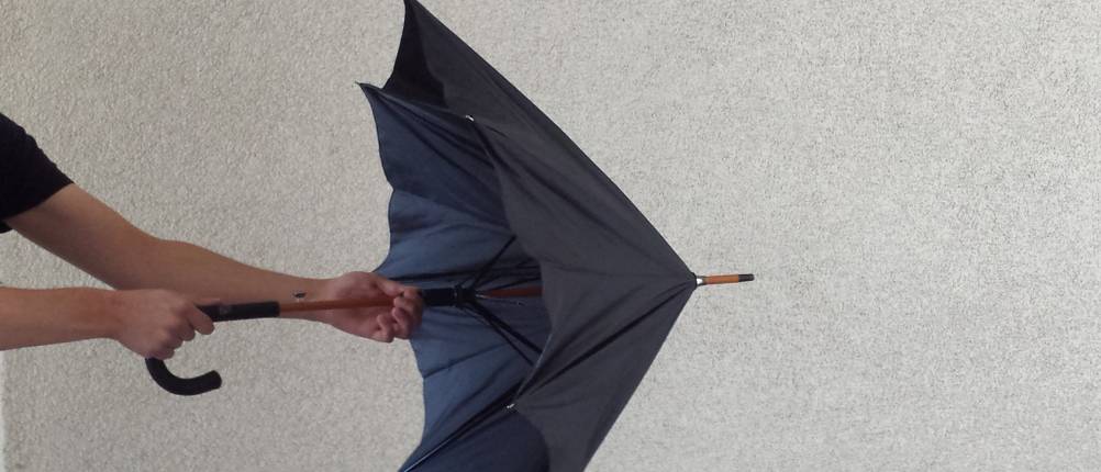 Regenschirm per Hand öffnen