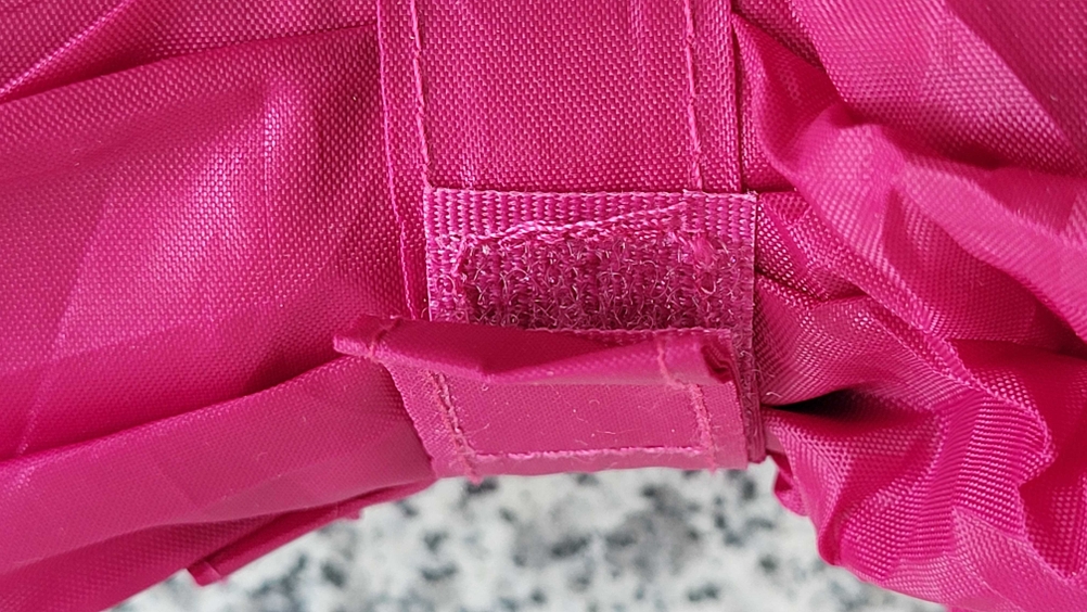 Klettverschluss von einem getesteten Regenschirm.