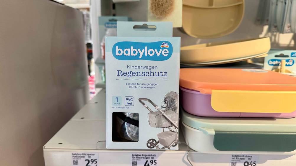 Auf einem Verkaufsregal steht der getestete Regenschutz Kinderwagen in der Originalverpackung.