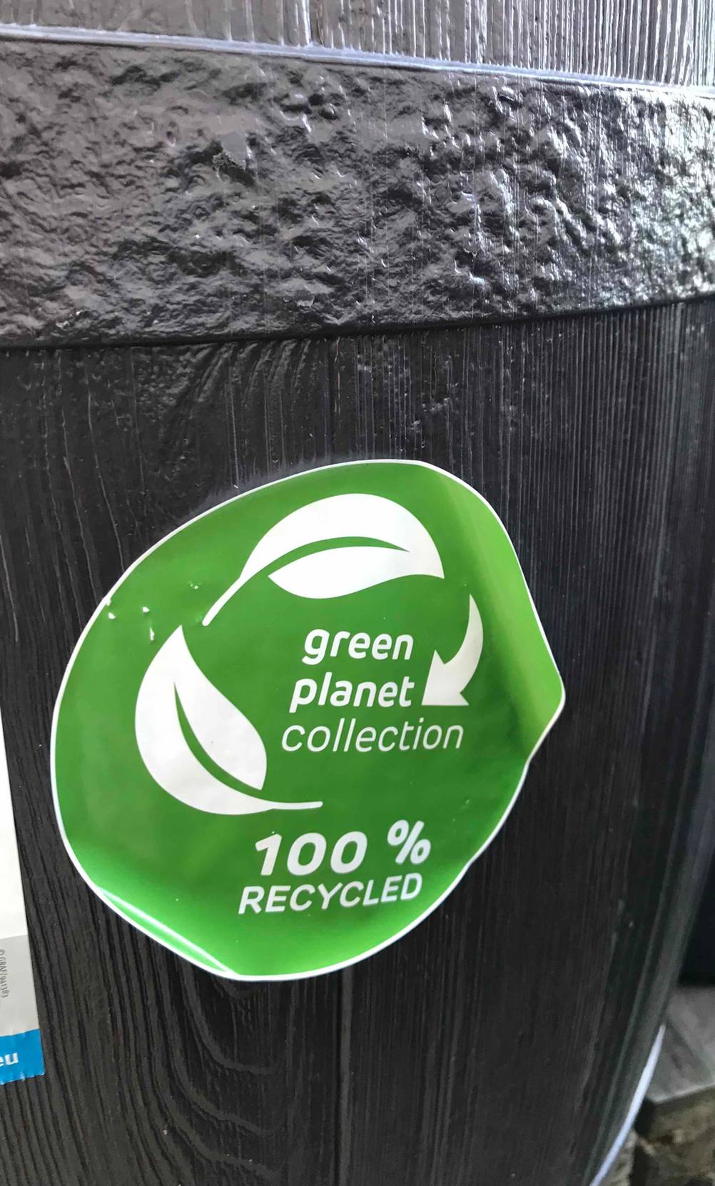 Regentonne im Test: Auf der Regentonne klebt ein grüner Aufkleber.