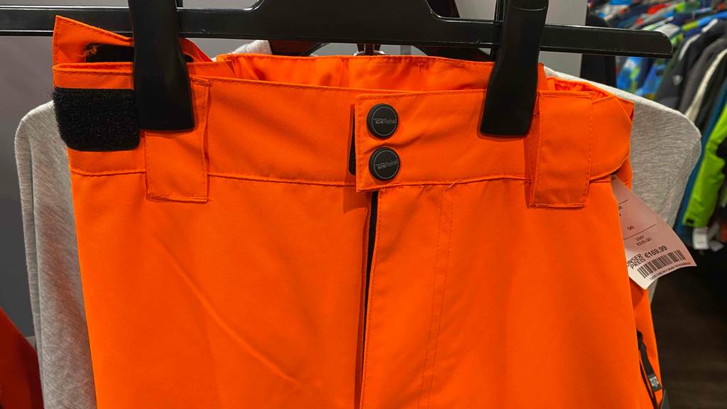 Skihose für Herren getestet: Nahaufnahme des Bundes mit Knöpfen.