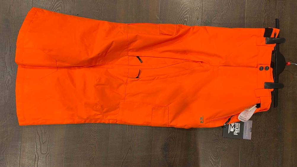 Im Test: Eine Skihose für Herren liegt horizontal auf einem Holzboden.