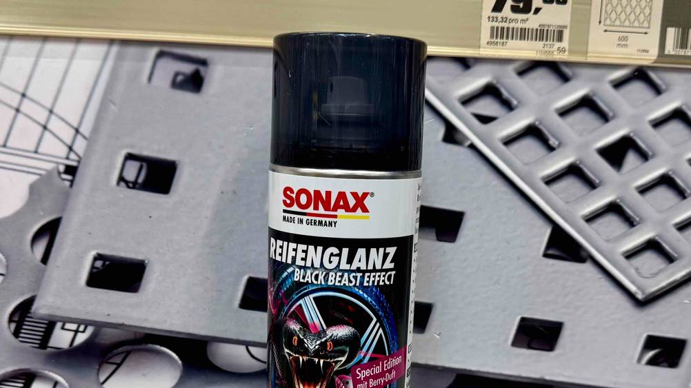 Reifenglanz-Spray im Test: Nahaufnahme der Verschlusskappe und des Logos der Dose.
