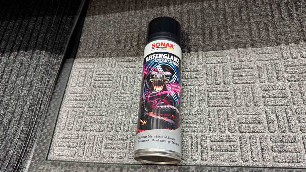 Auf einem grauen Teppich liegt das Reifenglanz-Spray im Test.