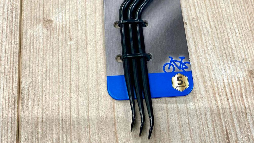 Nahaufnahme von verpackten Reifenheber im Test mit Symbol zur Garantie.