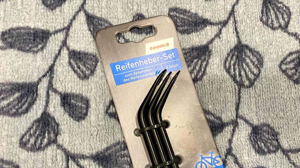 Nahaufnahme der Originalverpackung des getesteten Reifenhebers mit Logo und Artikelbezeichnung.