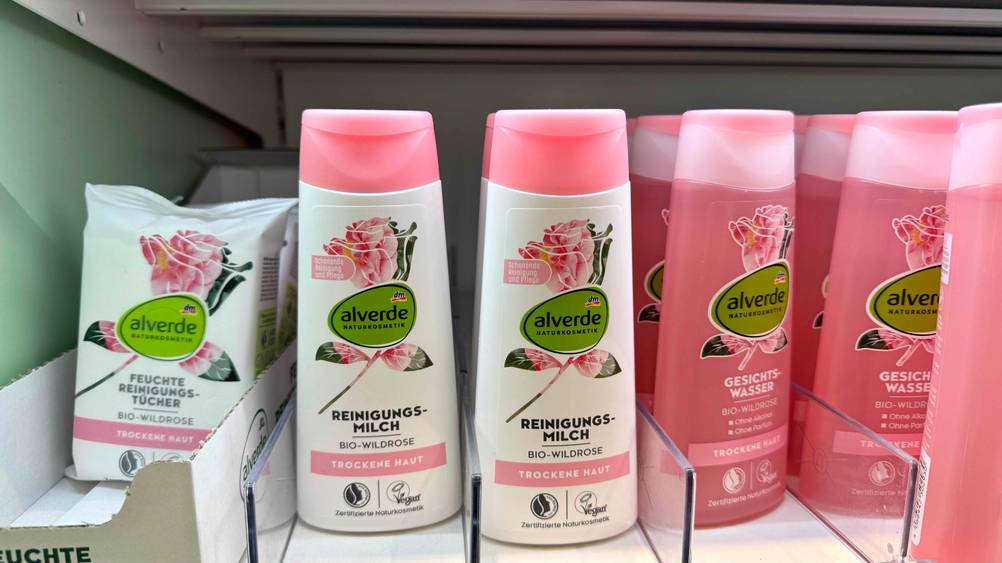 Mehrere Flaschen der Reinigungsmilch im Test in einem Verkaufsregal neben anderen Produkten.