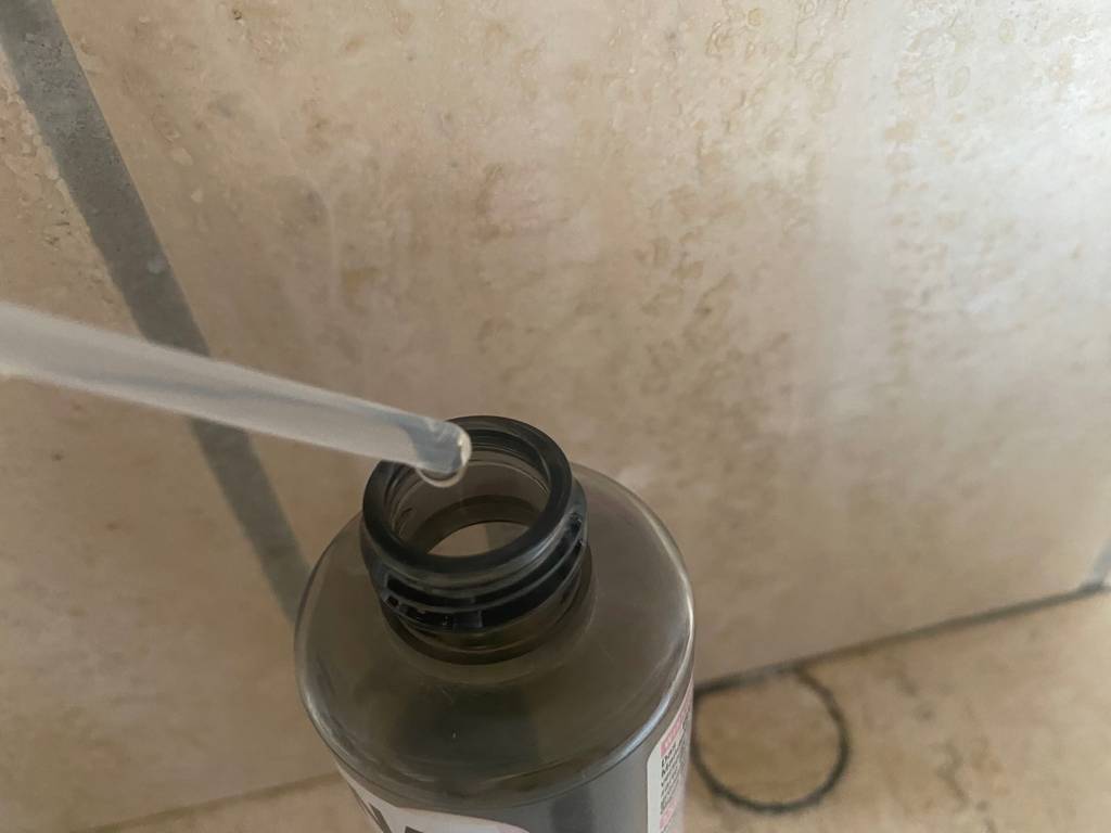 Pipette von einem getesteten Reinigungsöl für das Gesicht.