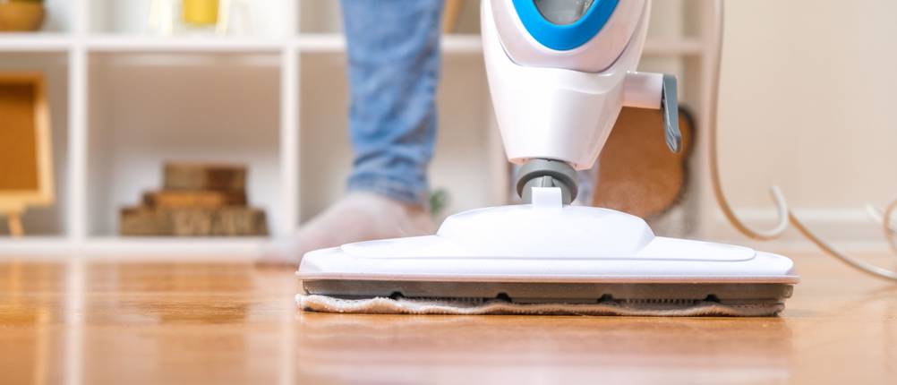 Black-und-Decker-Dampfreiniger im Test: Eine Person reinigt den Boden mit einem Dampfreiniger.