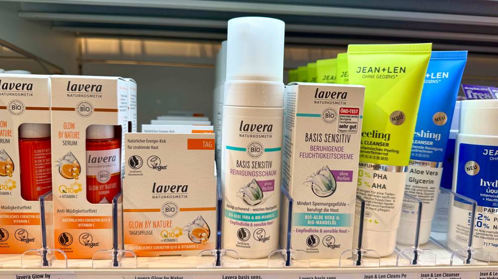 Mehrere Flaschen des Reinigungsschaums im Test neben anderen Produkten in einem Regal.
