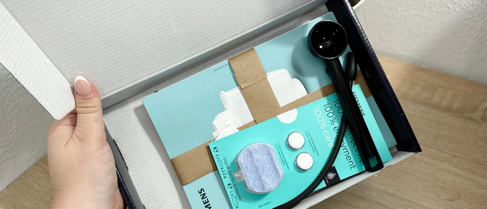 Das Reinigungsset der Siemens EQ.6 Plus s700 (TE657503DE) liegt ausgepackt in der Box. Enthalten sind Reinigungstabletten und Zubehör.