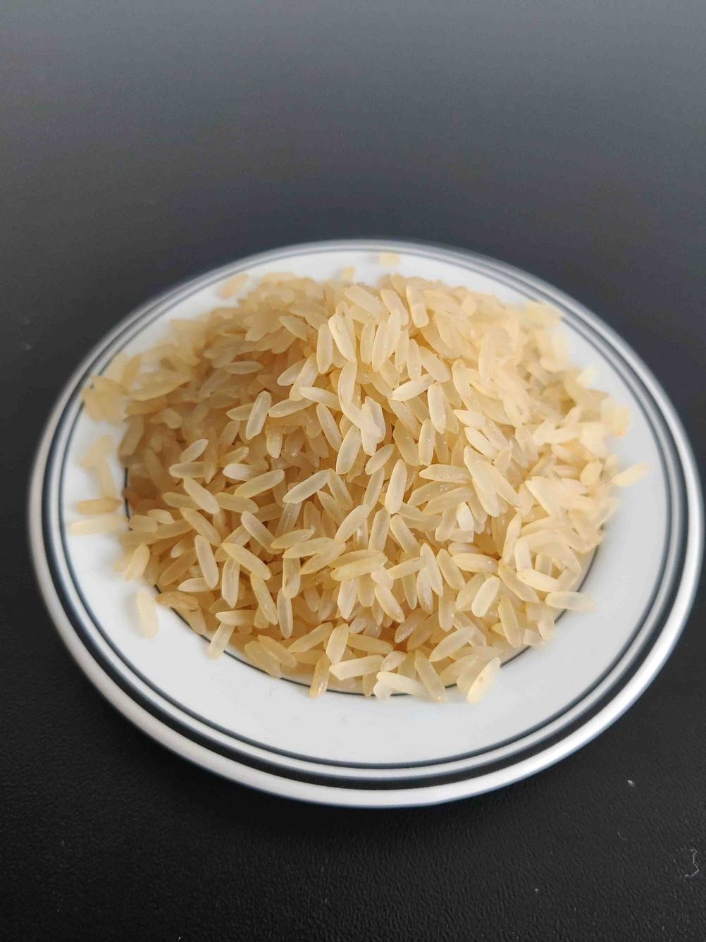 Getesteter Reis befindet sich ungekocht in einer Schüssel. 