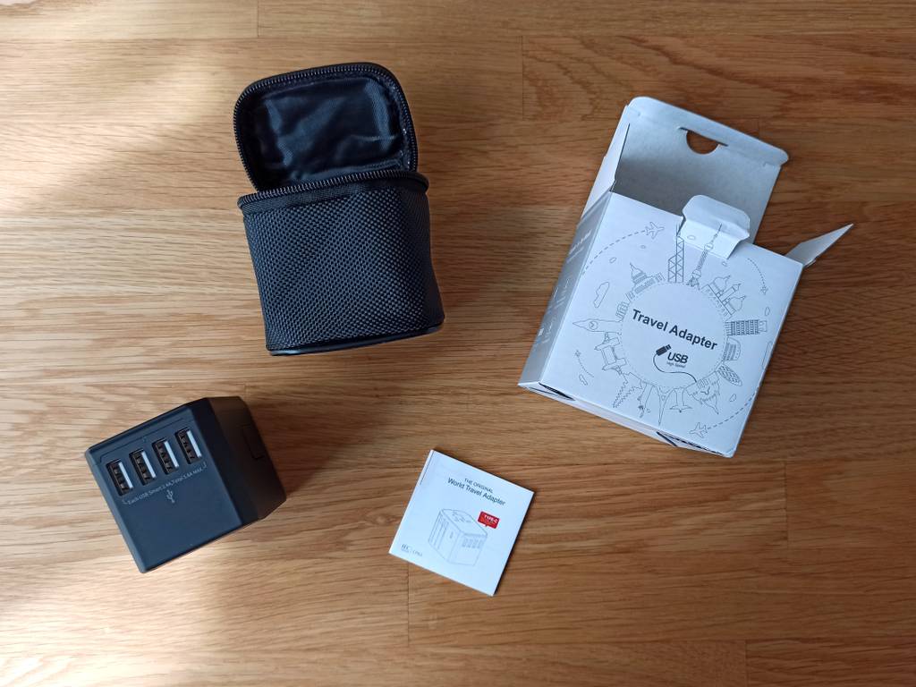 Reiseadapter mit Zubhör.