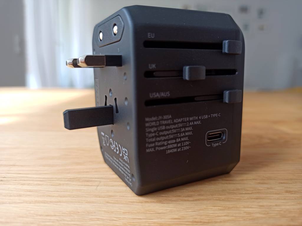 Reiseadapter mit UK-Anschluss für die Steckdose in England.