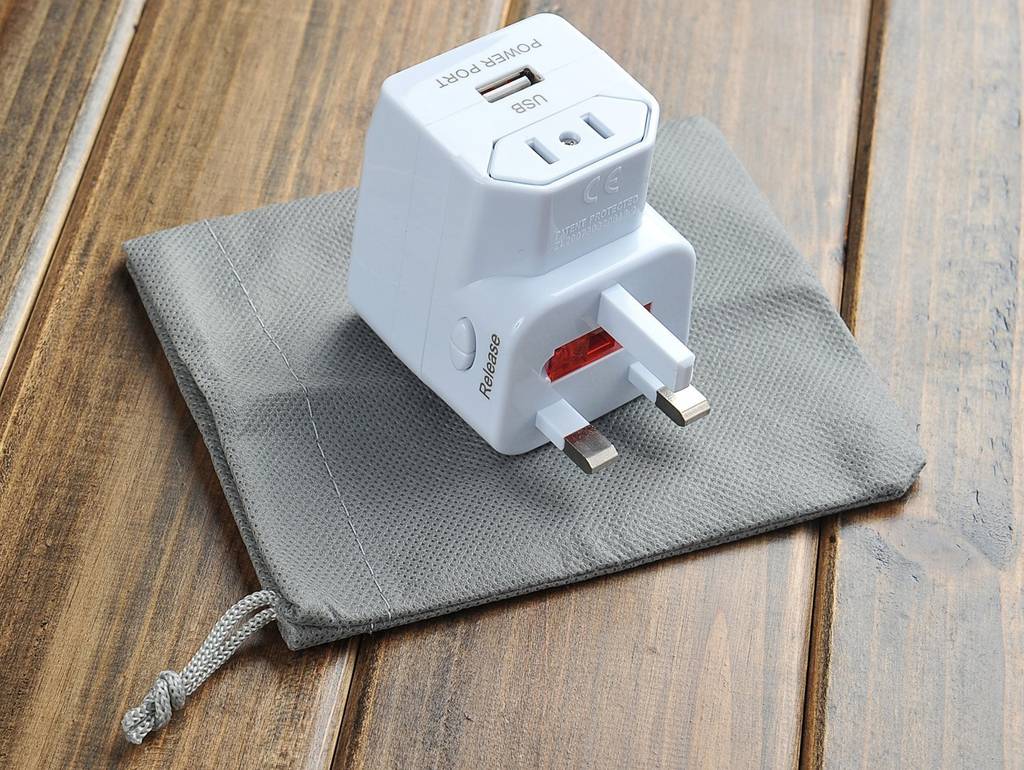 Reiseadapter mit Reisetasche