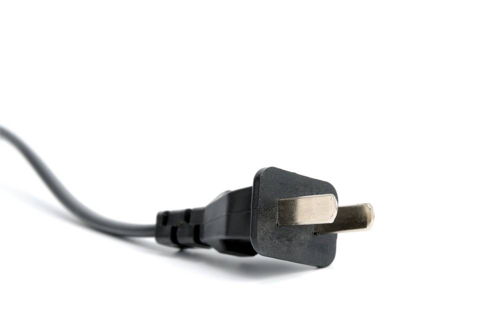 Reiseadapter-USA im Test: ein amerikanischer Stecker in Schwarz auf weißem Grund