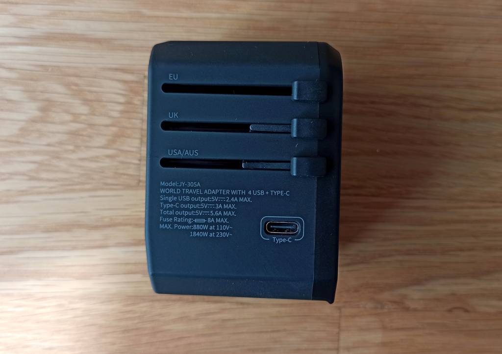 Reiseadapter mit Schieberegler für versch. Anschlusssysteme.