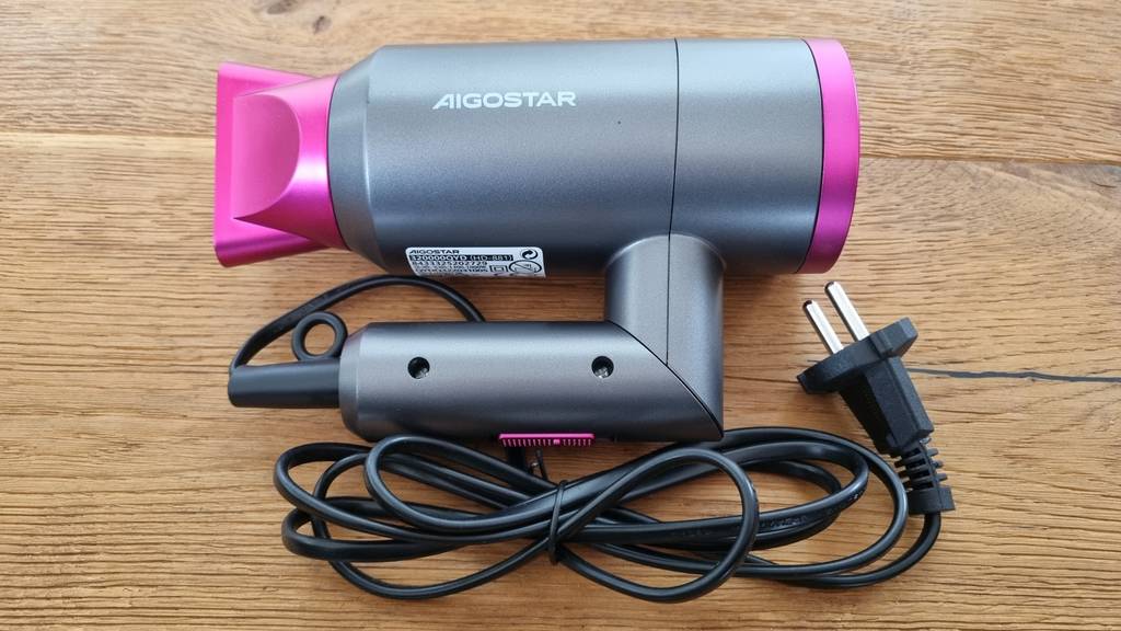 Reisehaartrockner ausgepackt mit Stromkabel.