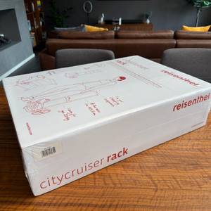 Der Karton des Reisenthel DF7003 liegt auf einem Tisch.