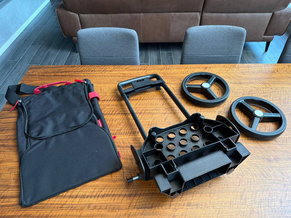 Der Lieferumfang des Reisenthel DF7003 liegt auf einem Tisch.