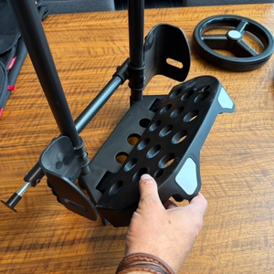 Der Halter für einen Kasten wird am Reisenthel DF7003 befestigt.