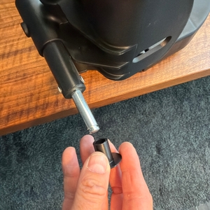 Eine Kappe wird auf die Achse der Reifen des Reisenthel DF7003 geschoben.