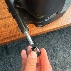 Eine Kappe wird auf die Achse der Reifen des Reisenthel DF7003 geschoben.