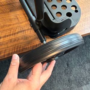 Ein Reifen des Reisenthel DF7003 wird aufgesteckt.