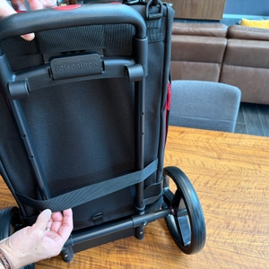 Eine Hand befestigt die Tasche am Reisenthel DF7003.