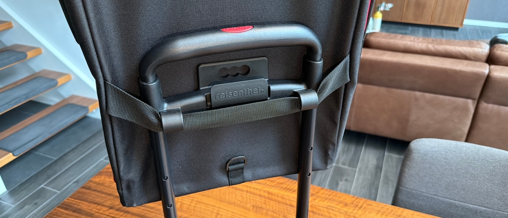Die Tasche wird am Reisenthel DF7003 befestigt.