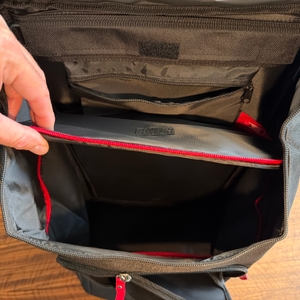 Eine Hand öffnet einen Einlegeboden im Reisenthel DF7003.