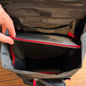 Eine Hand öffnet einen Einlegeboden im Reisenthel DF7003.