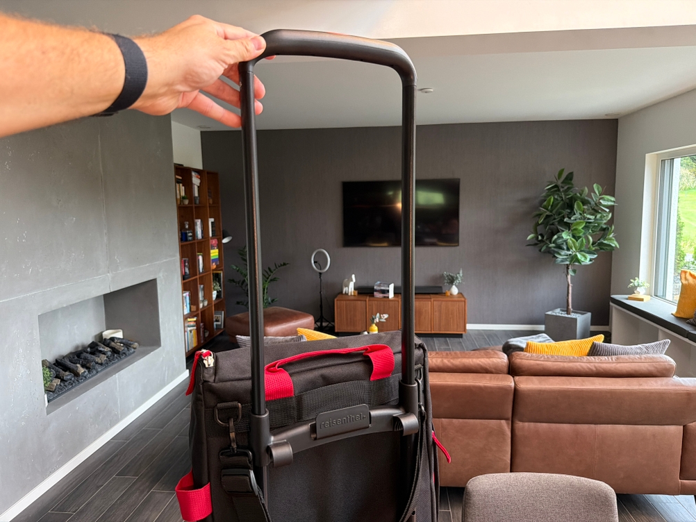 Eine Hand hält den Griff des Reisenthel DF7003 fest.