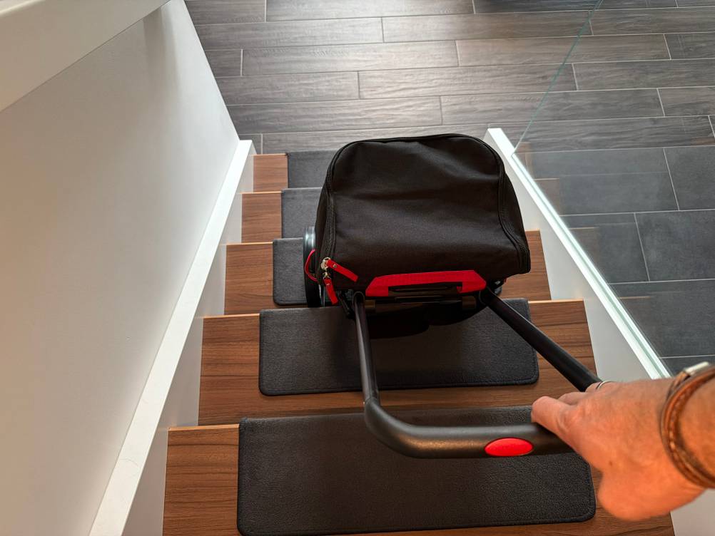 Der Reisenthel DF7003 wird auf einer Treppe gezogen.