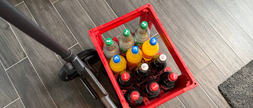 Ein Kasten mit Getränken steht halb auf dem Reisenthel DF7003.