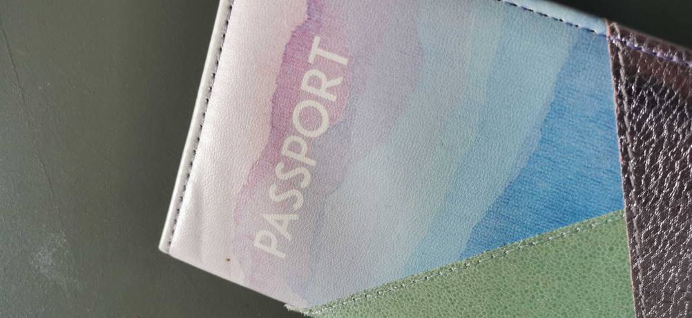 Detailansicht des Materials und Designs einer getesteten Reisepasshülle.