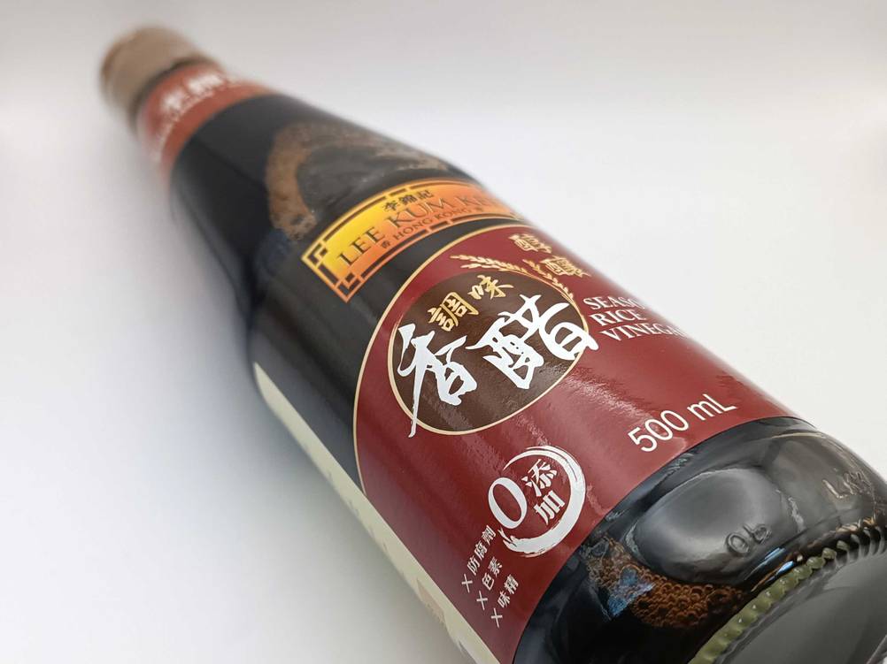 Nahaufnahme des Bodens und des Labels einer Flasche Reisessig im Test.