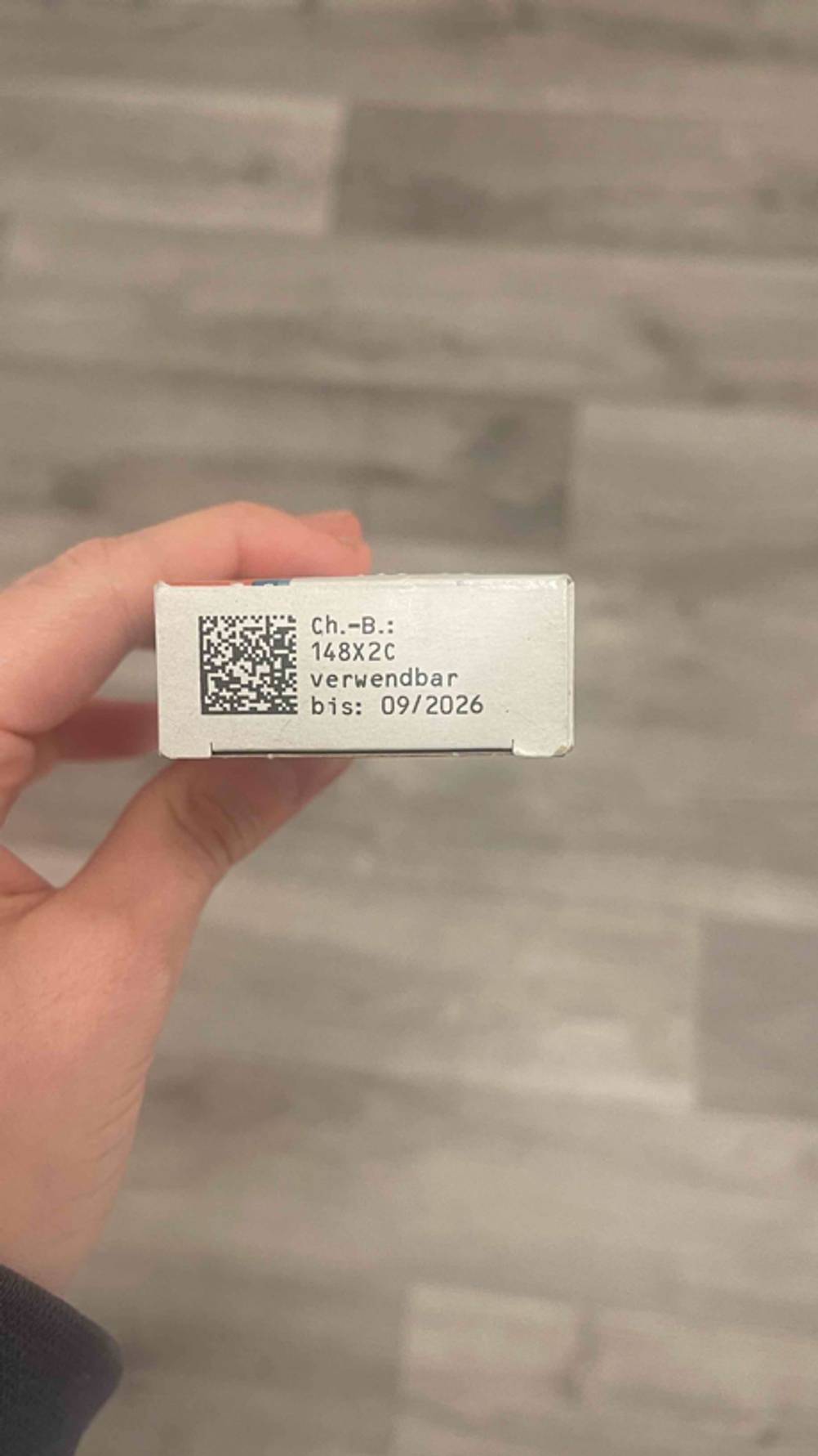 Nahaufnahme des Verfallsdatums auf der Schachtel mit den getesteten Reisetabletten.